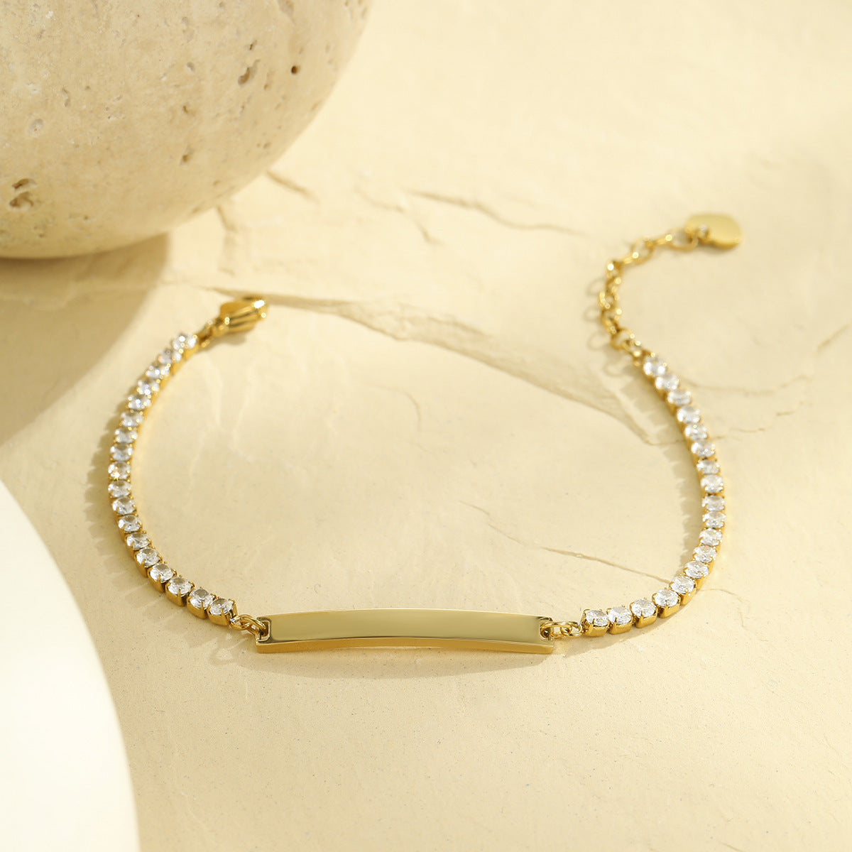 Bracelet gravé orné de diamants