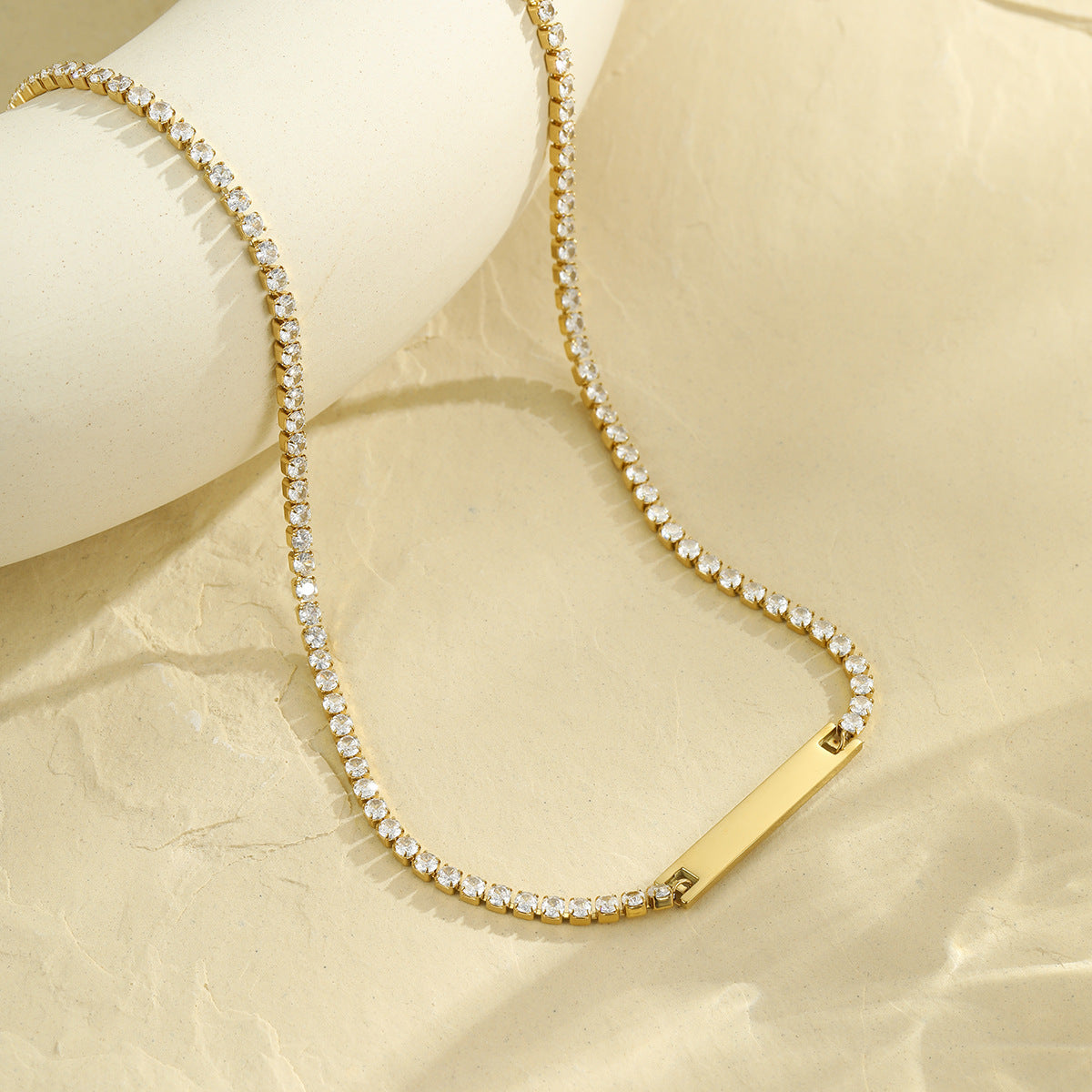 Bracelet gravé orné de diamants