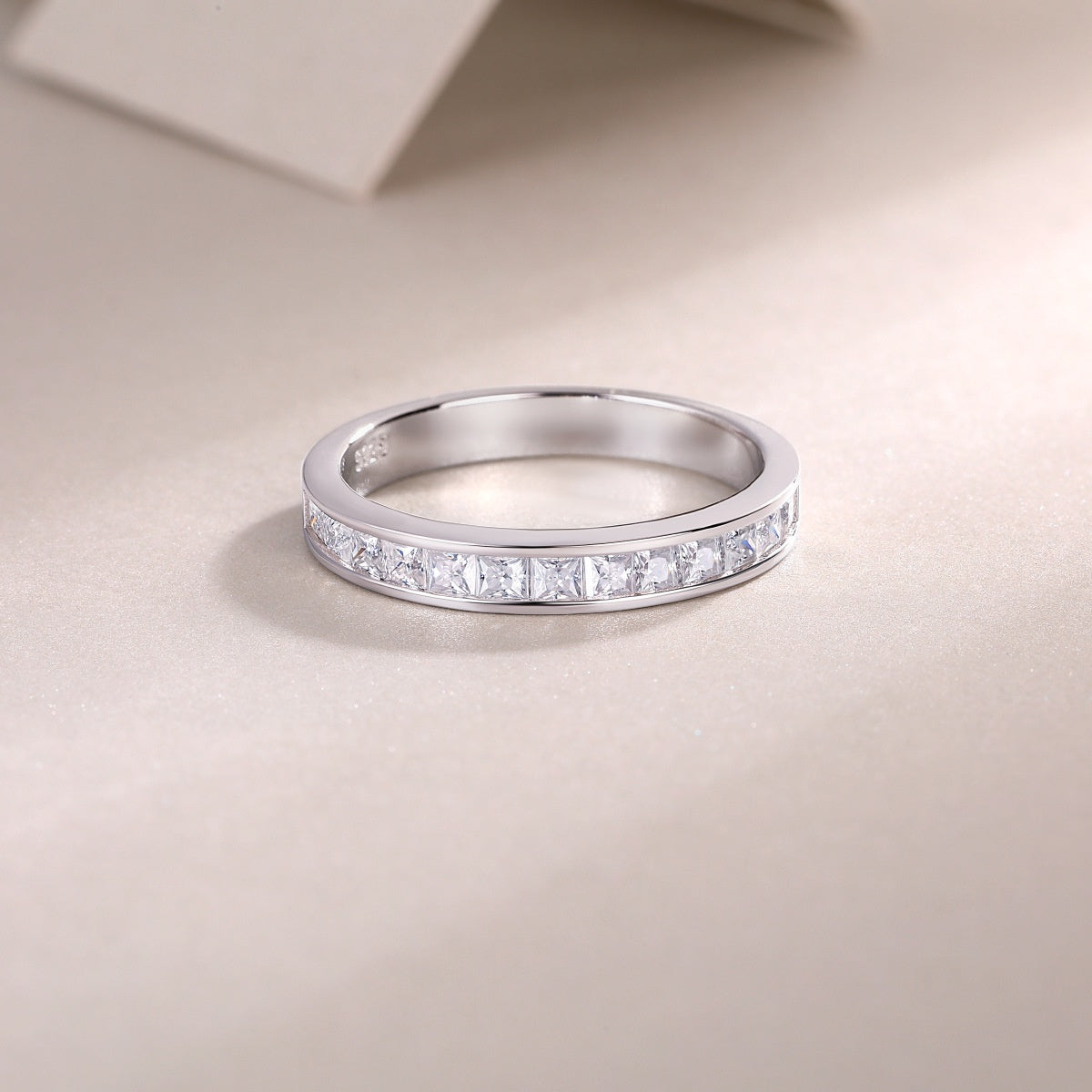 Bague fermée en argent S925 sertie de moissanite
